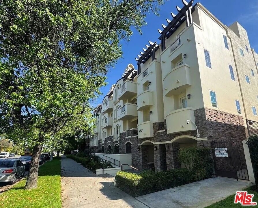 14242 Burbank Boulevard - Photo 20