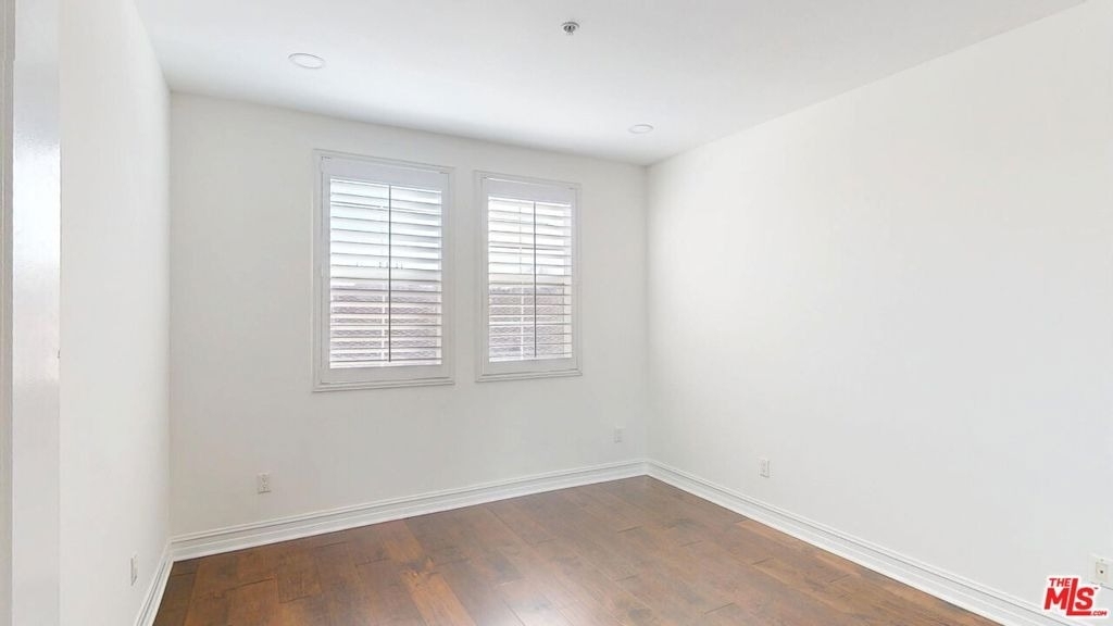 14242 Burbank Boulevard - Photo 12
