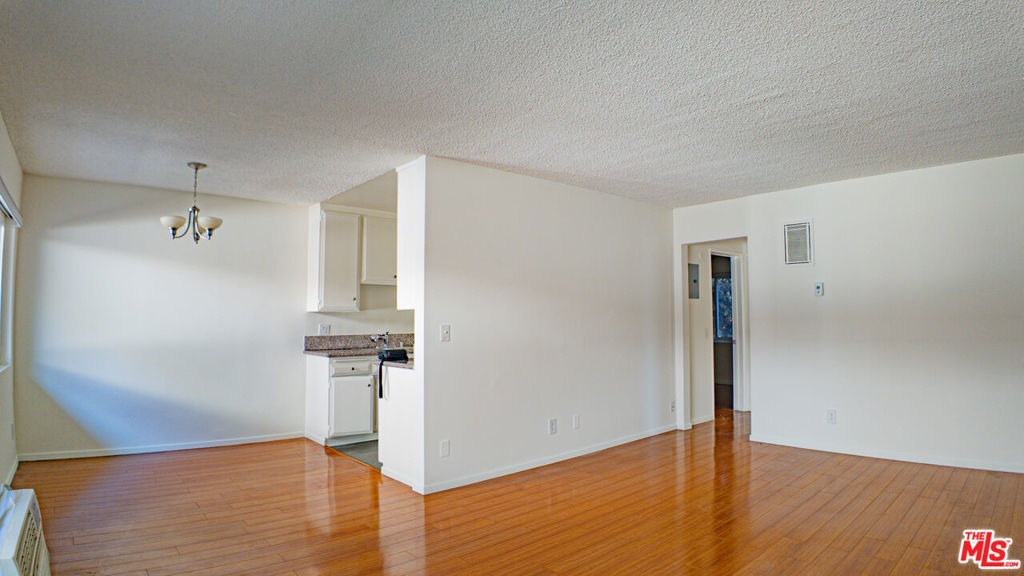 447 W Elk Avenue - Photo 2