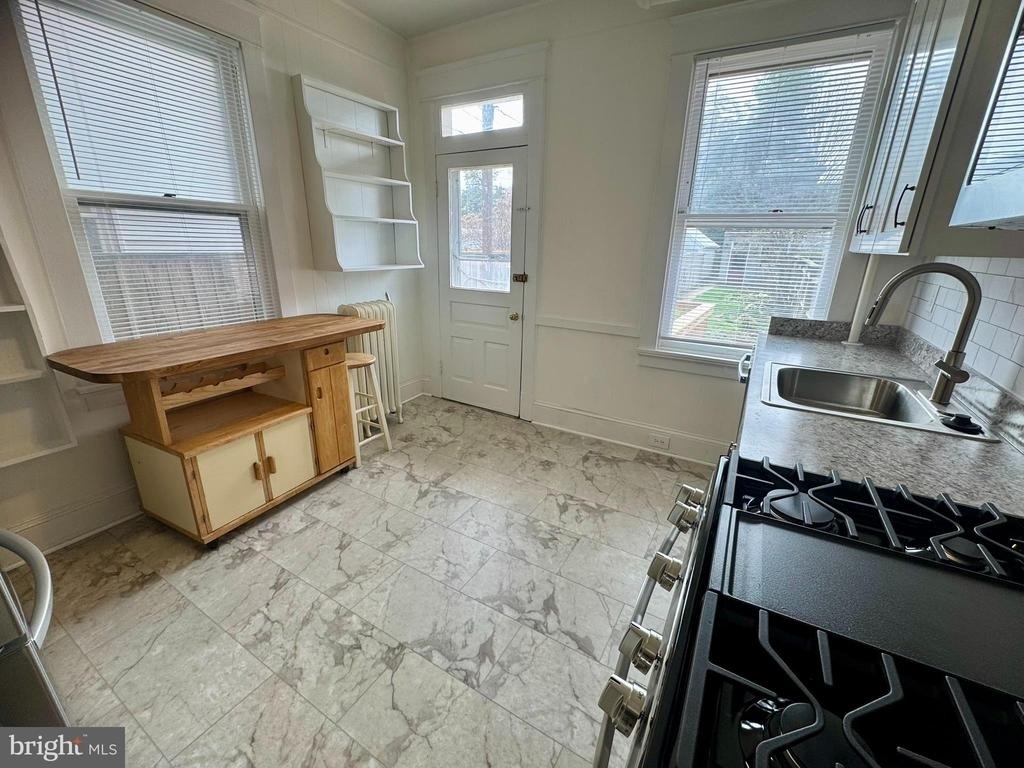 112 E 3rd Street - Photo 9