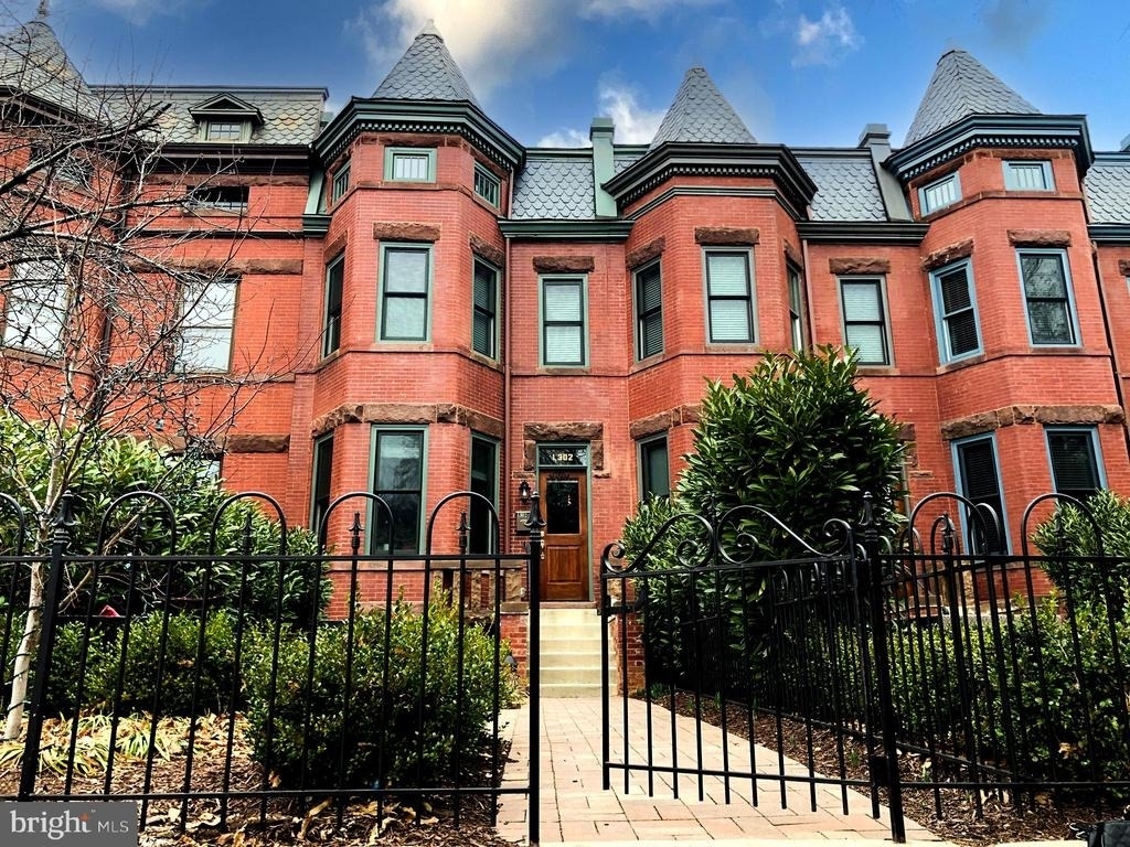 1302 E Capitol Street Ne - Photo 1