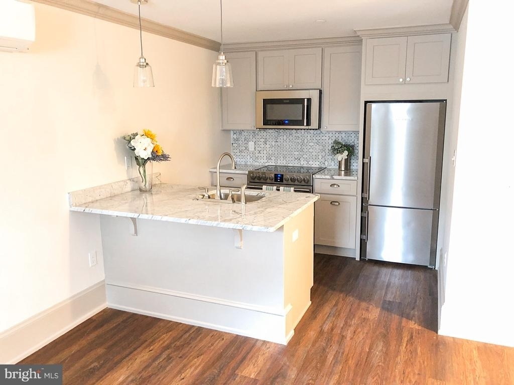 1302 E Capitol Street Ne - Photo 0