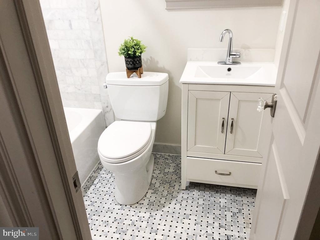 1302 E Capitol Street Ne - Photo 9