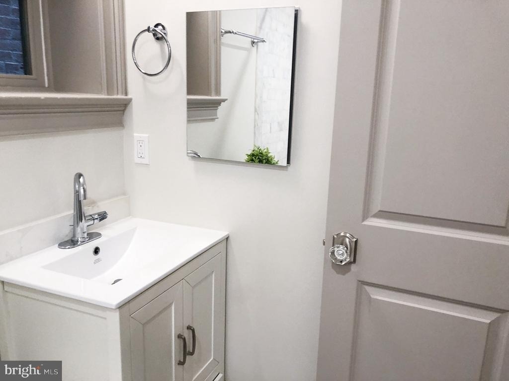 1302 E Capitol Street Ne - Photo 11