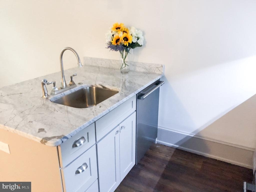 1302 E Capitol Street Ne - Photo 7