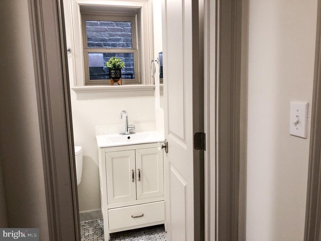 1302 E Capitol Street Ne - Photo 8