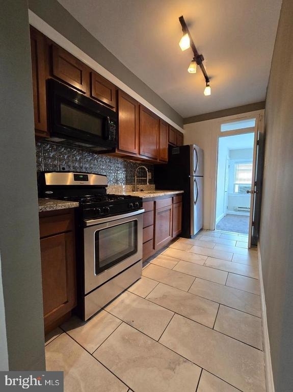 4044 7th Street Ne - Photo 1