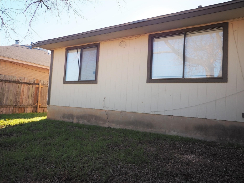 1403 Hermitage Dr - Photo 2