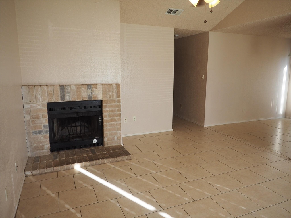 1403 Hermitage Dr - Photo 3