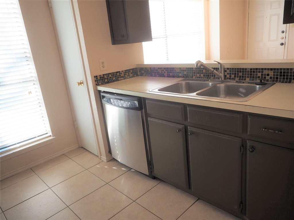 1403 Hermitage Dr - Photo 6