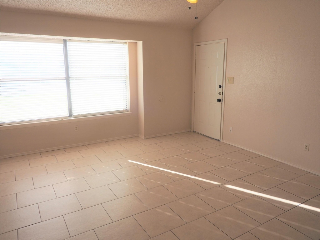1403 Hermitage Dr - Photo 4