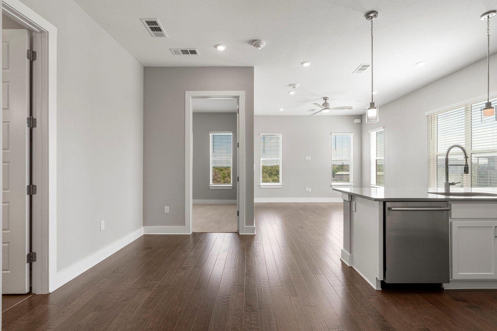 4501 Jackson Ave - Photo 5