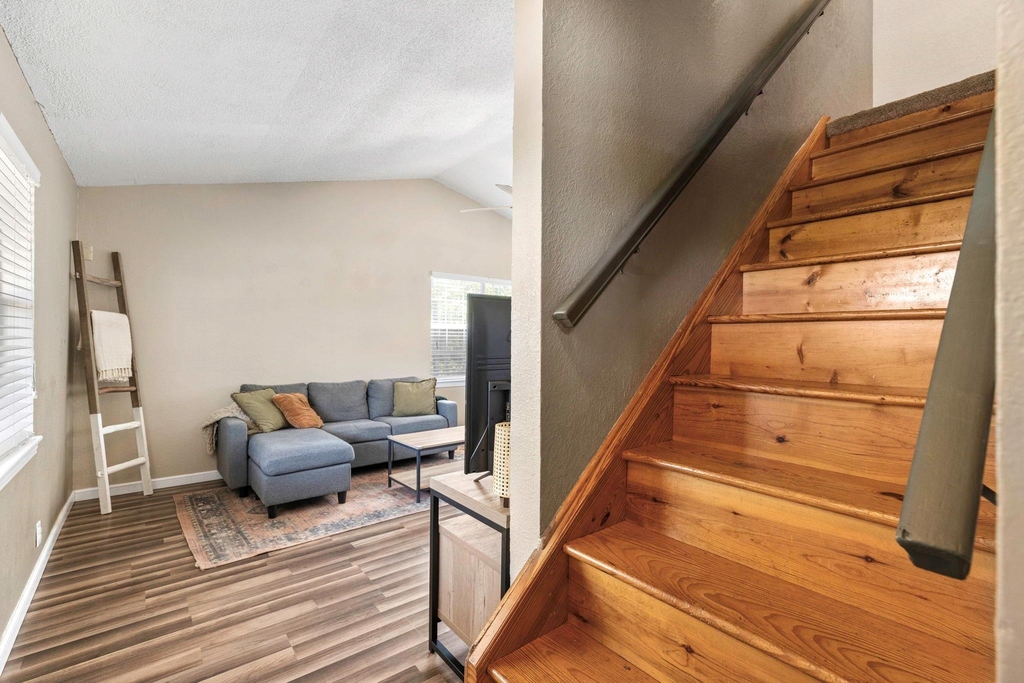 11004 Elm St - Photo 2