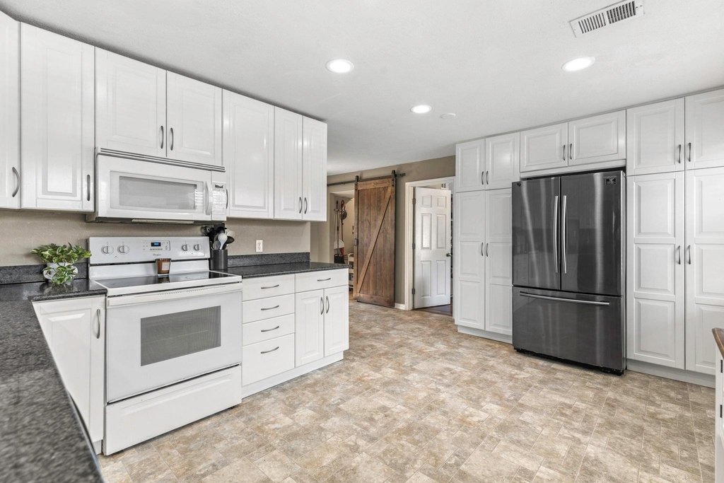 11004 Elm St - Photo 5