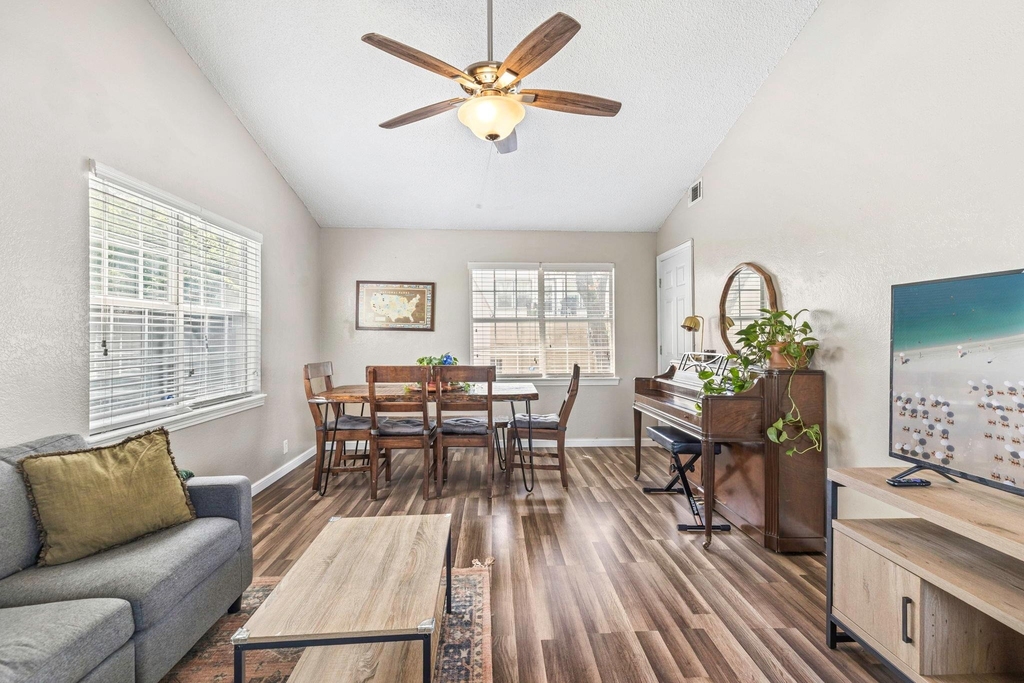 11004 Elm St - Photo 4