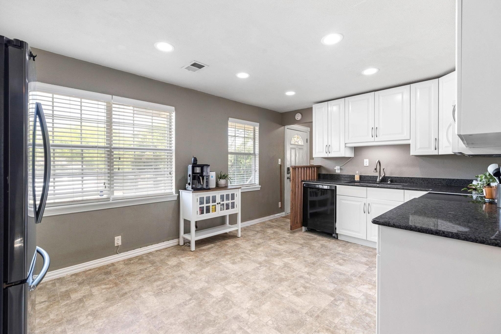 11004 Elm St - Photo 7
