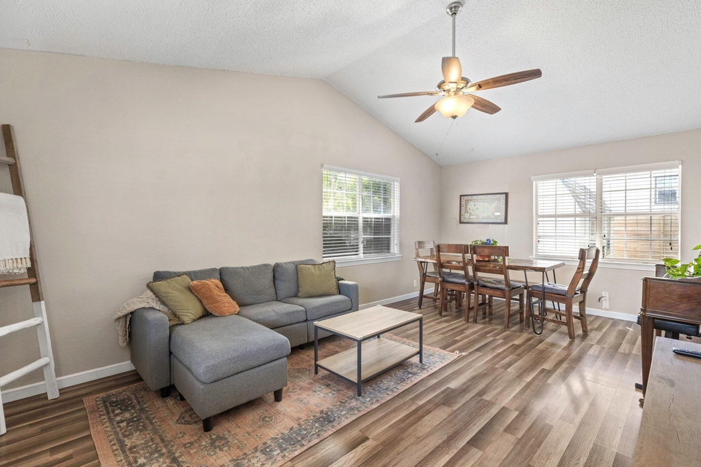 11004 Elm St - Photo 3