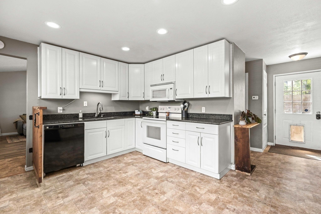 11004 Elm St - Photo 6