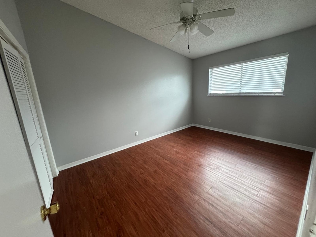 608 W 51st St - Photo 5