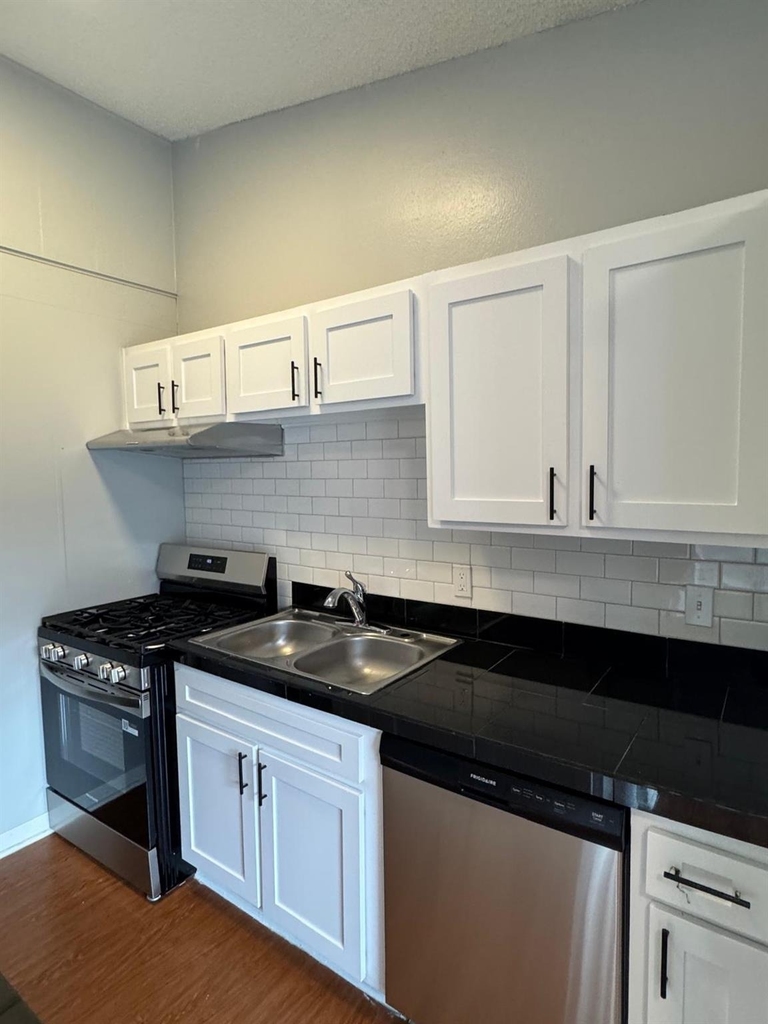 608 W 51st St - Photo 1