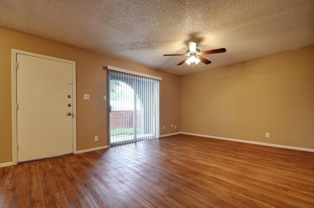 2414 Ventura Dr - Photo 4