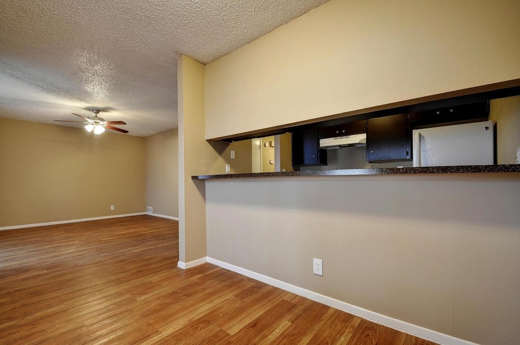 2414 Ventura Dr - Photo 2