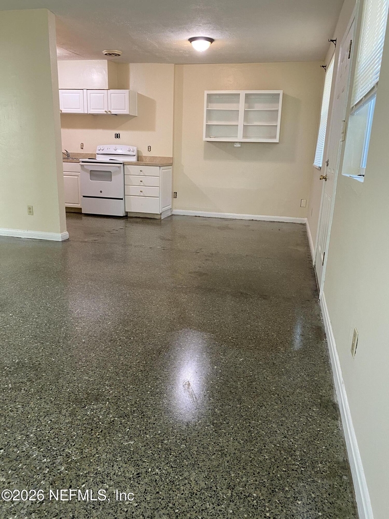 912 Arco Drive - Photo 2