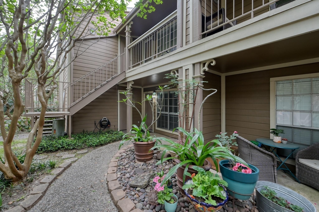 1860 White Oak Drive - Photo 2