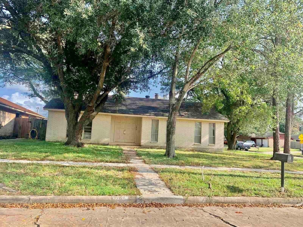 722 Stephanie Drive - Photo 0