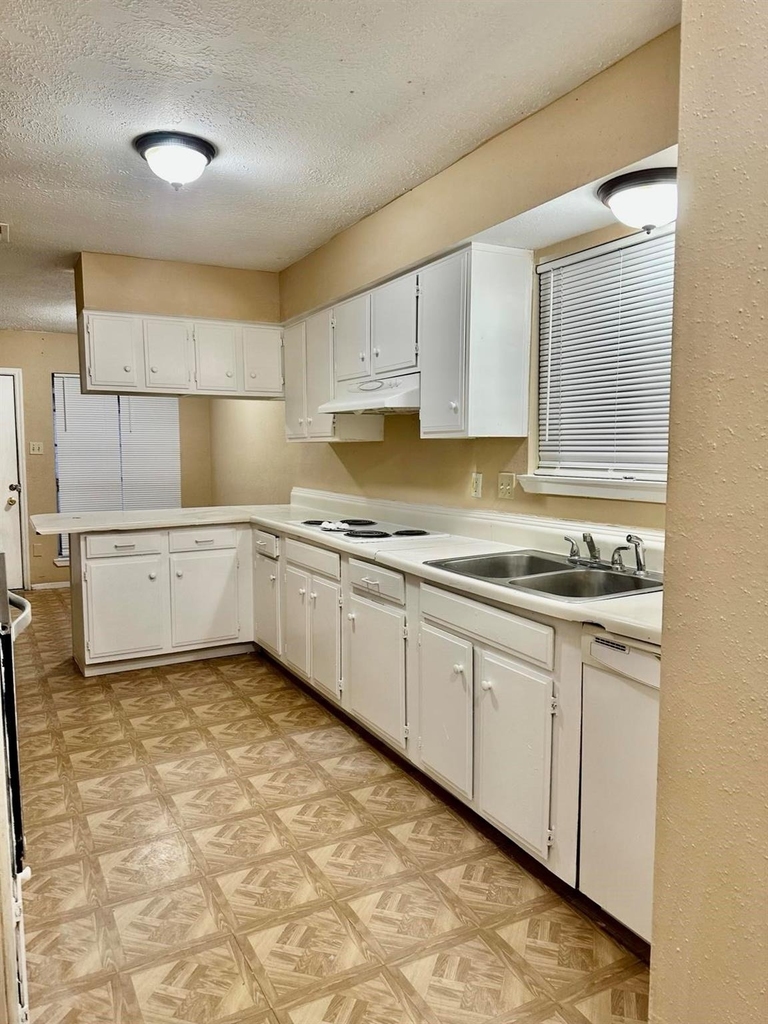 722 Stephanie Drive - Photo 3