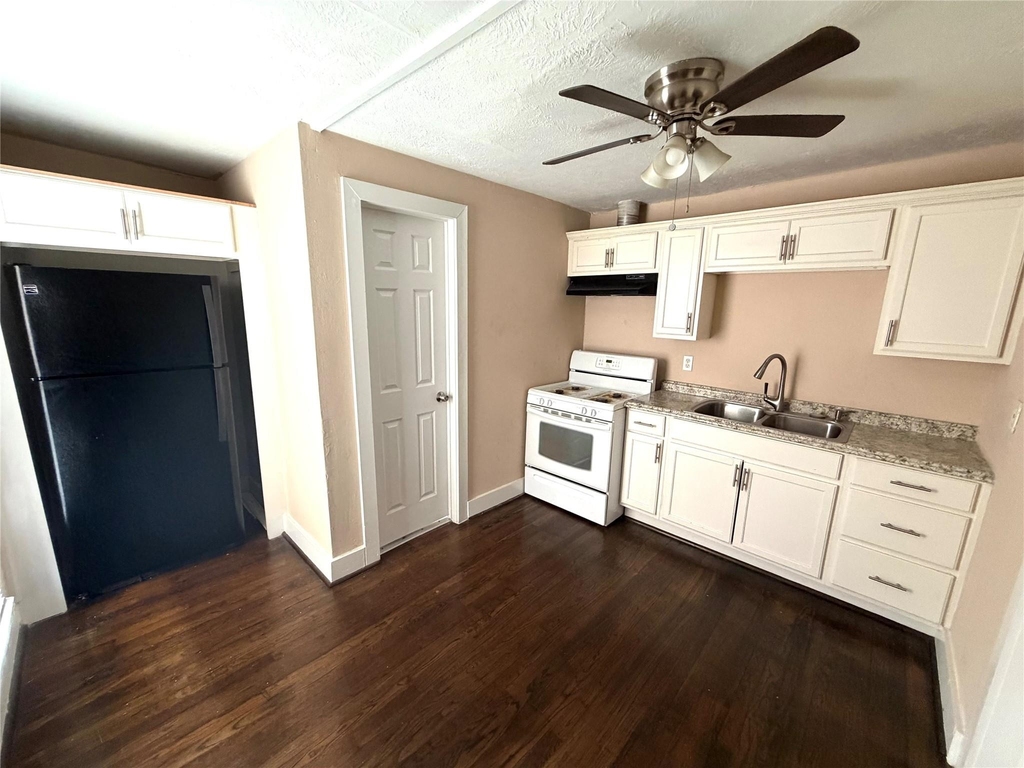 7018 Avenue F - Photo 2