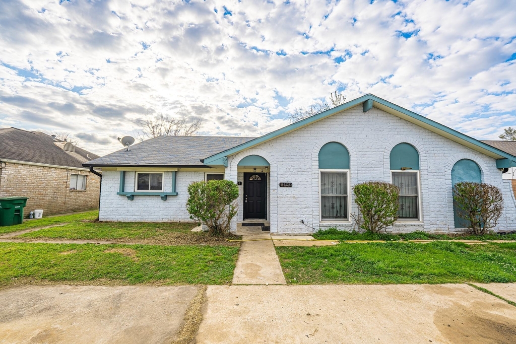 8124 Beech Cove Lane - Photo 0