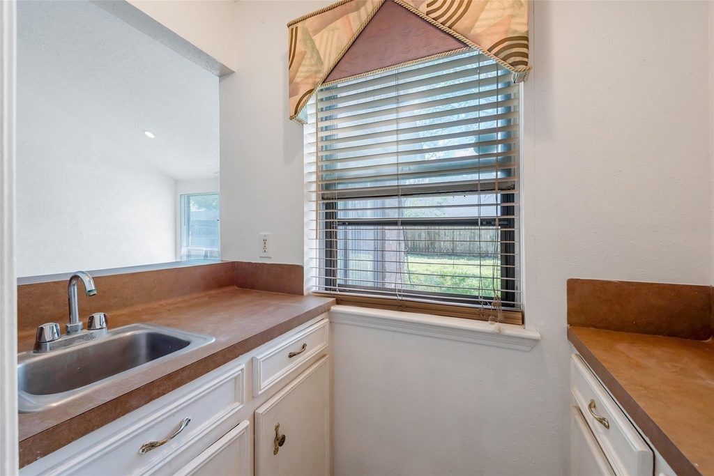 1915 Mustang Springs Drive - Photo 9