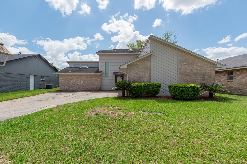 1915 Mustang Springs Drive - Photo 0