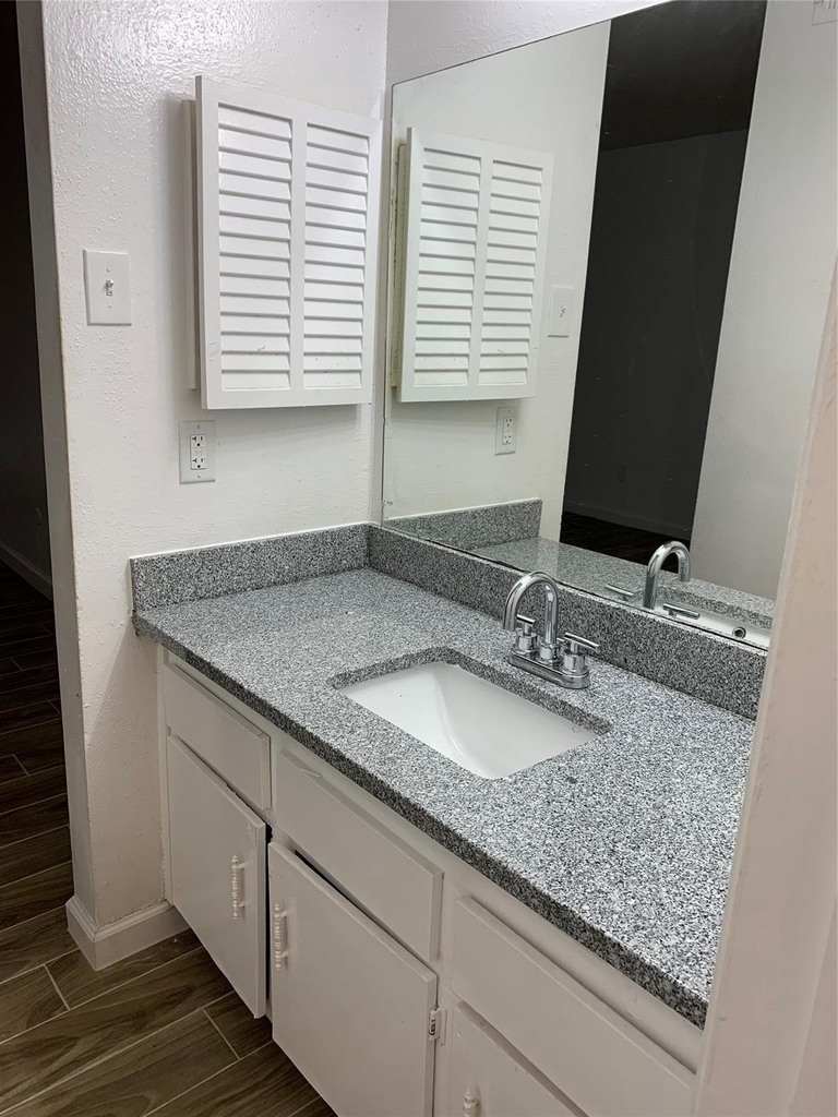 5625 Antoine Drive - Photo 4