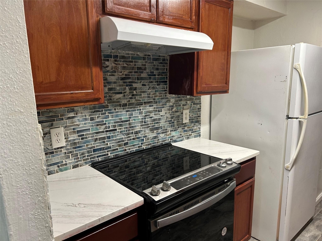 9700 Leawood Boulevard - Photo 1