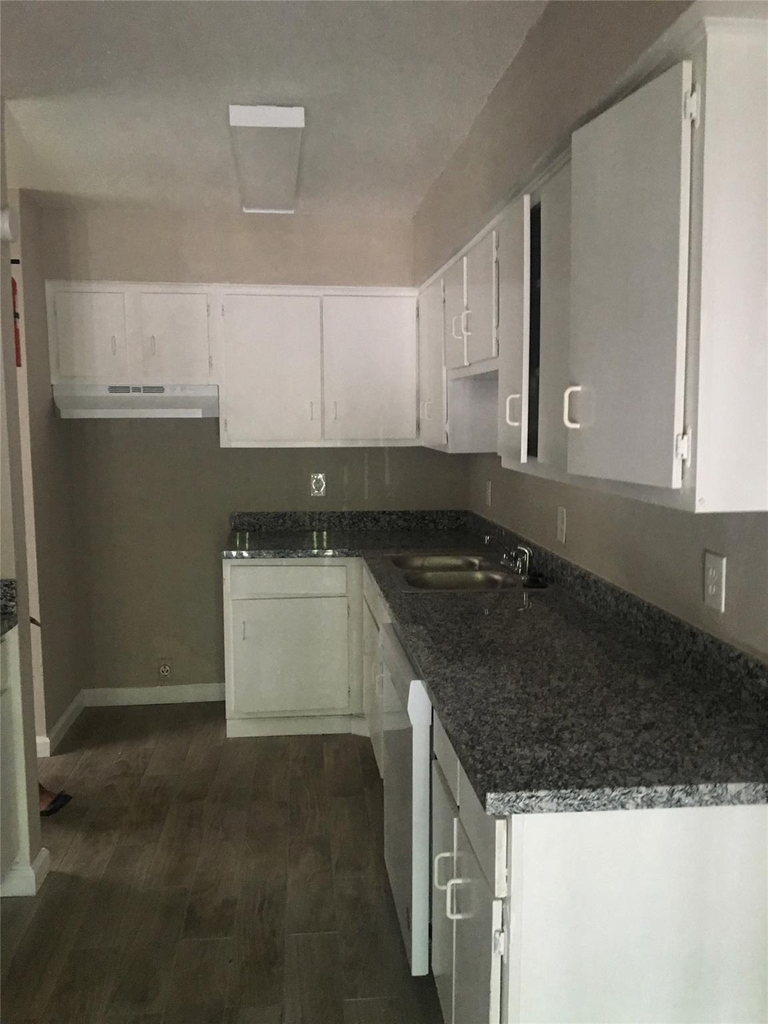 5625 Antoine Drive - Photo 3