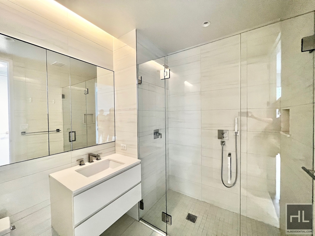 East 44th Street - Photo 6