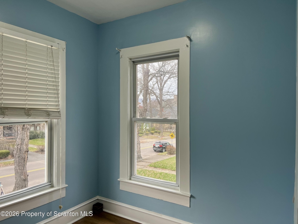 1528 Wyoming Avenue - Photo 2