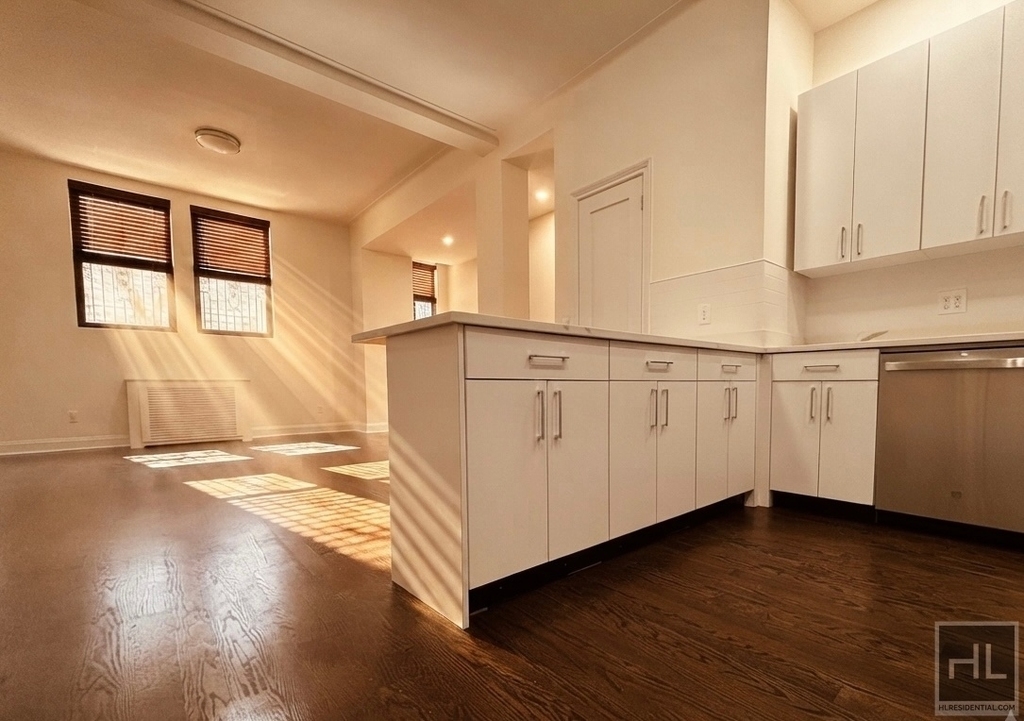 West 68 Street - Photo 1