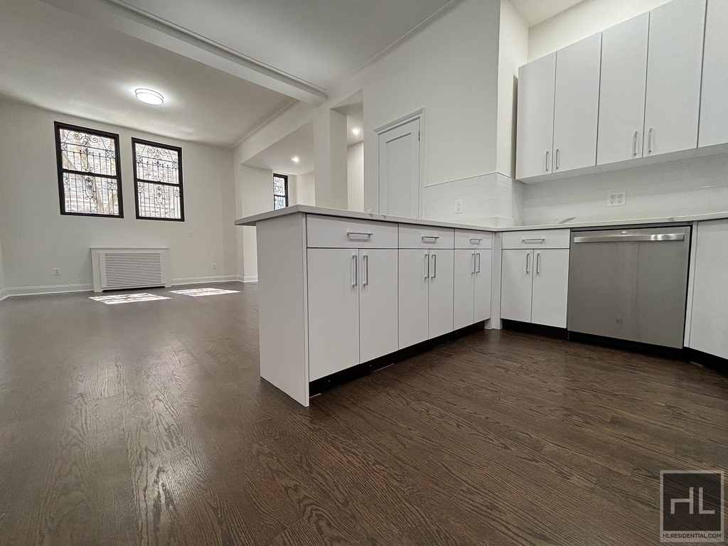 West 68 Street - Photo 0