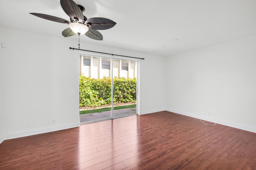 2581 Riverside Drive - Photo 4