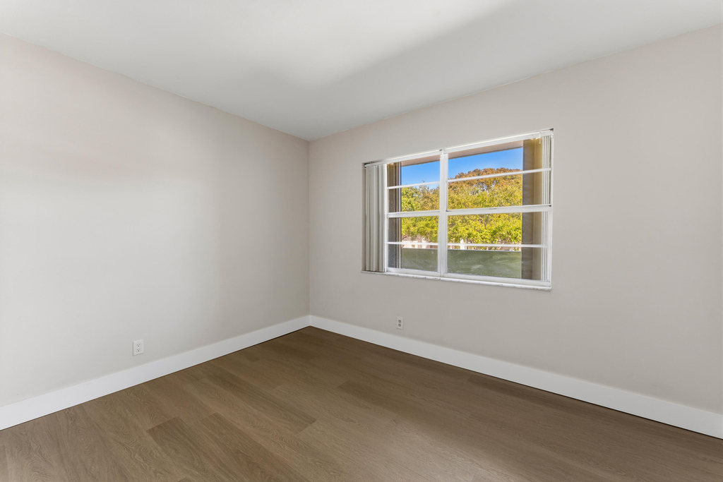 1638 Embassy Drive - Photo 29