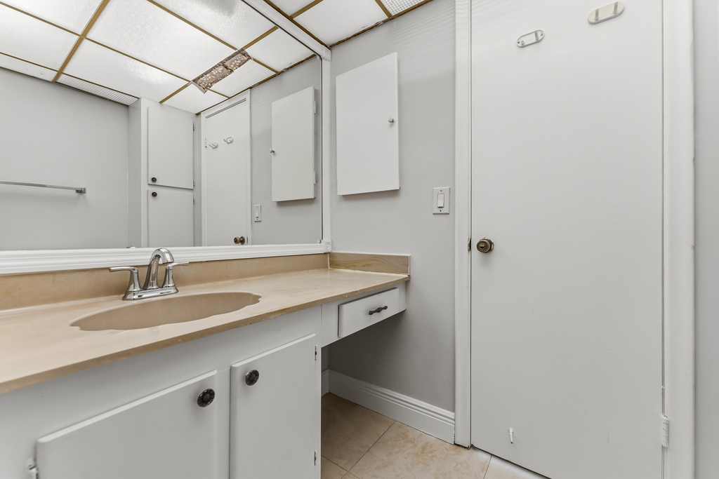 1638 Embassy Drive - Photo 37