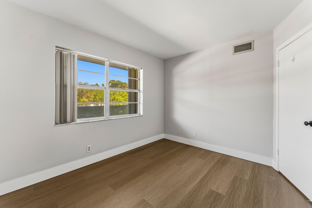 1638 Embassy Drive - Photo 27