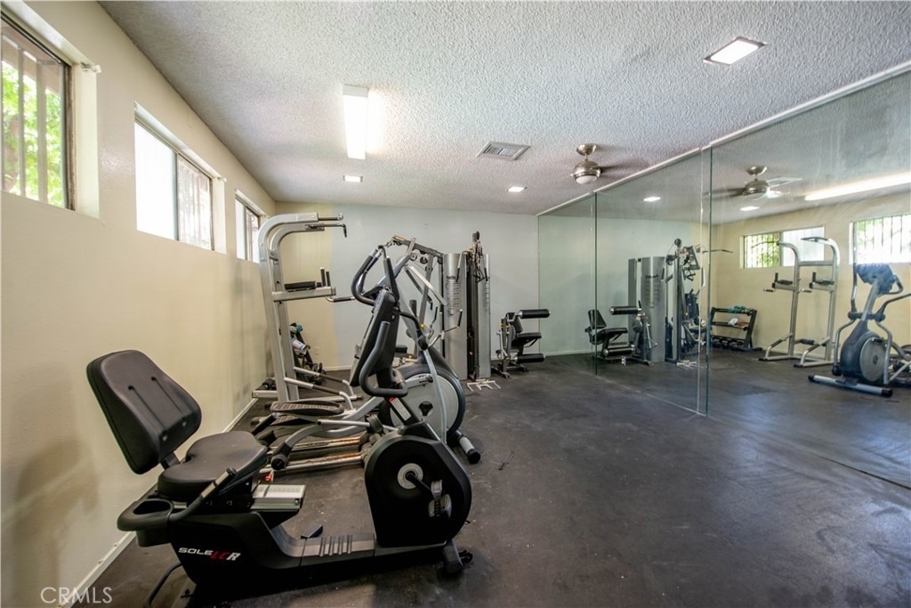 12830 Burbank Boulevard - Photo 2