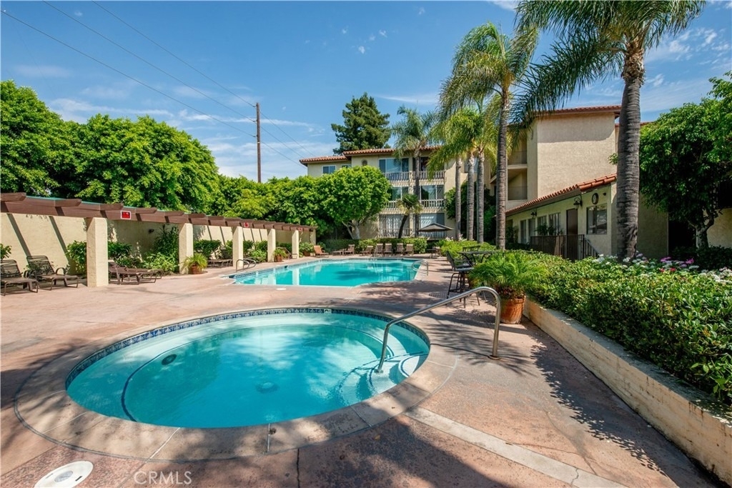 12830 Burbank Boulevard - Photo 4