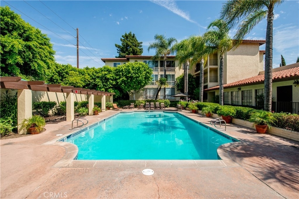 12830 Burbank Boulevard - Photo 3