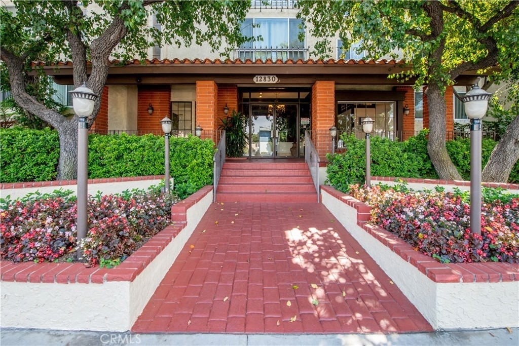 12830 Burbank Boulevard - Photo 7