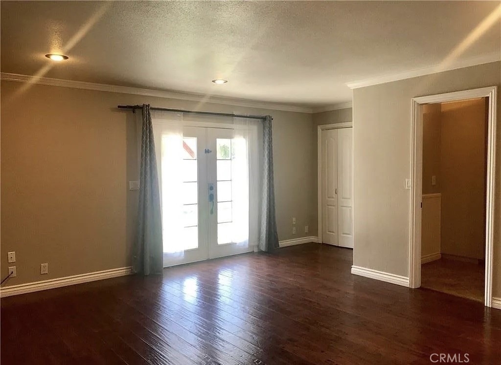1049 Evergreen Court - Photo 6